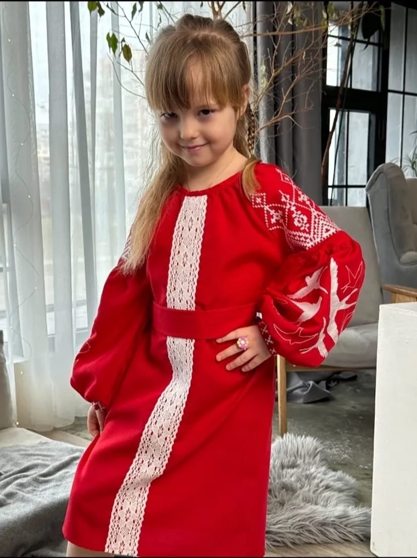 Вишиванка дитяча червона.Нижче коліна.