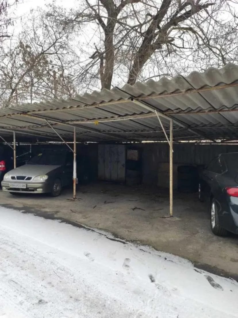 Місце на критій стоянці з охороною