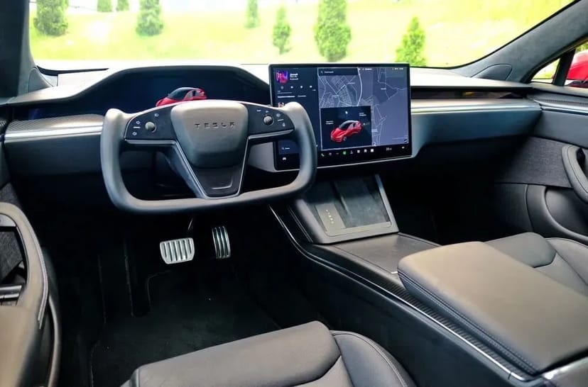 Водій з авто Tesla Model S 2023 преміум