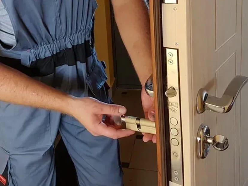 Заміна замка, заміна циліндра, заміна ручки, заміна петель