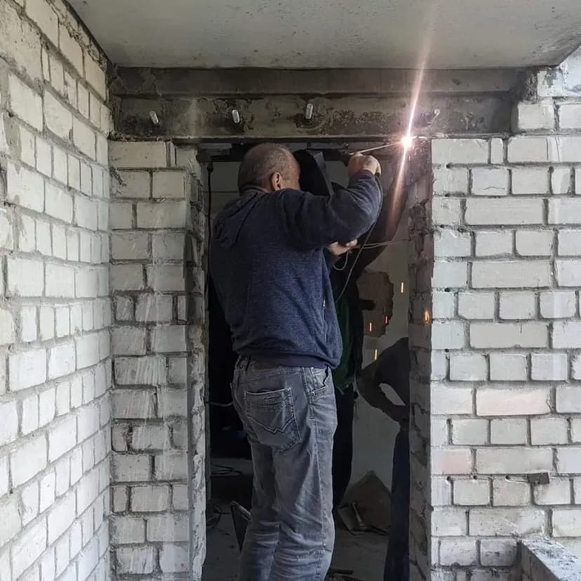 Алмазна різання дверних віконних отворів. Демонтажні демонтажні роботи.