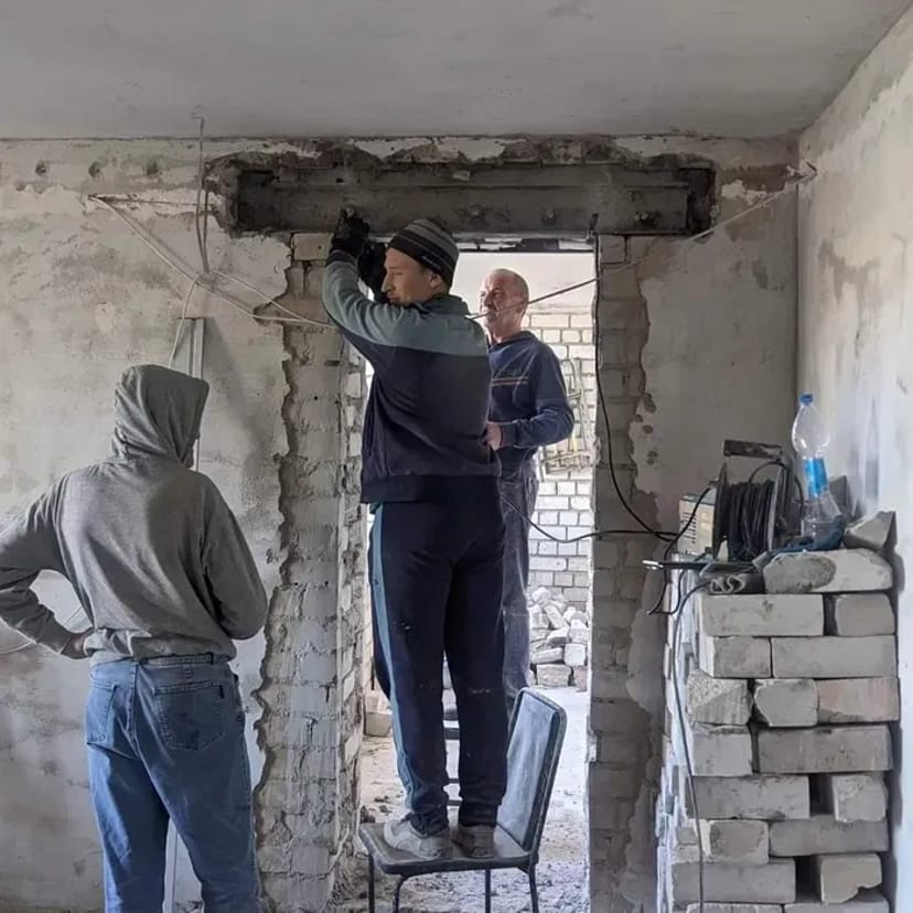 Алмазна різання дверних віконних отворів. Демонтажні демонтажні роботи.