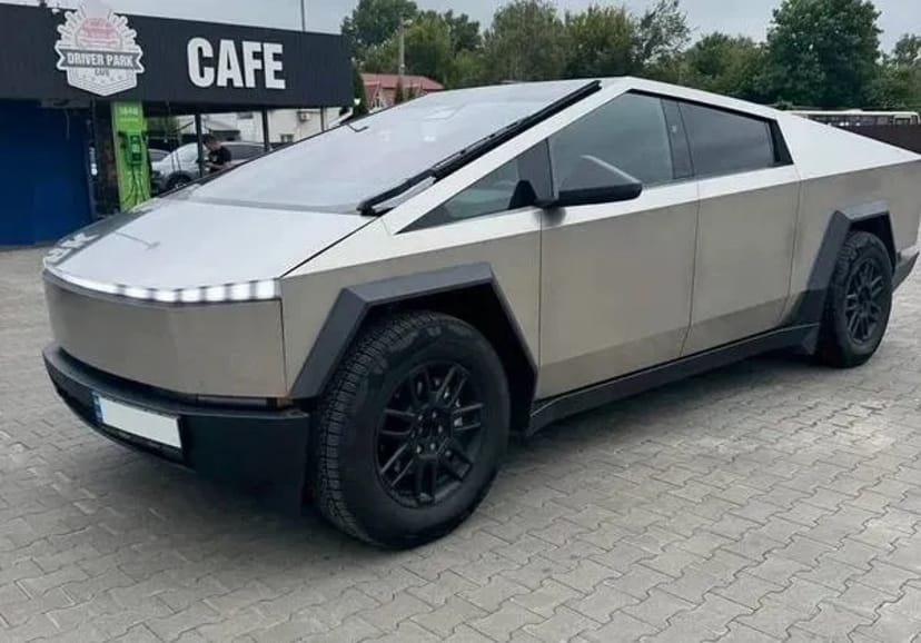 005 Tesla Cybertruck з водієм для фотосесії зйомки