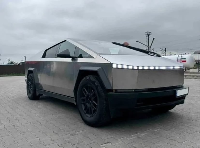 005 Tesla Cybertruck з водієм для фотосесії зйомки