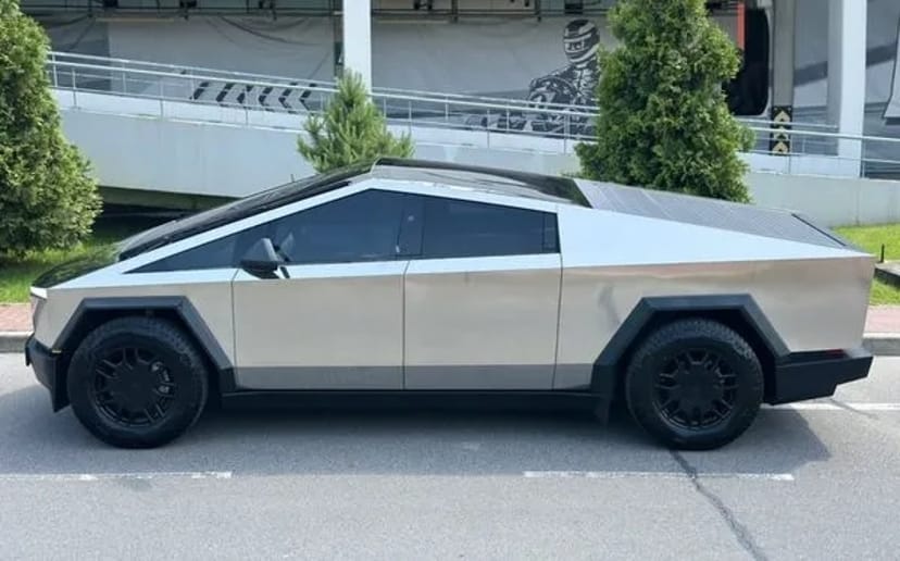005 Tesla Cybertruck з водієм для фотосесії зйомки