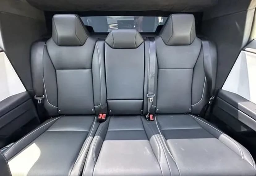 005 Tesla Cybertruck з водієм для фотосесії зйомки
