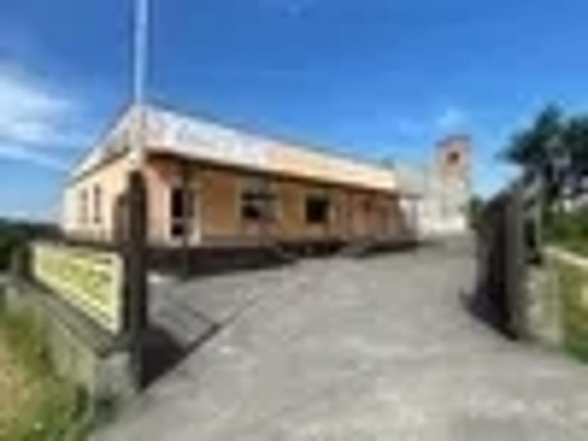 Комерційна будівля та земельна ділянка