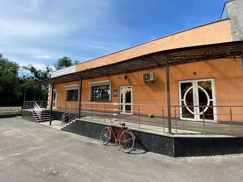 Комерційна будівля та земельна ділянка