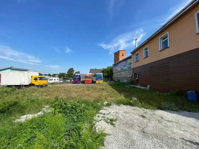 Комерційна будівля та земельна ділянка