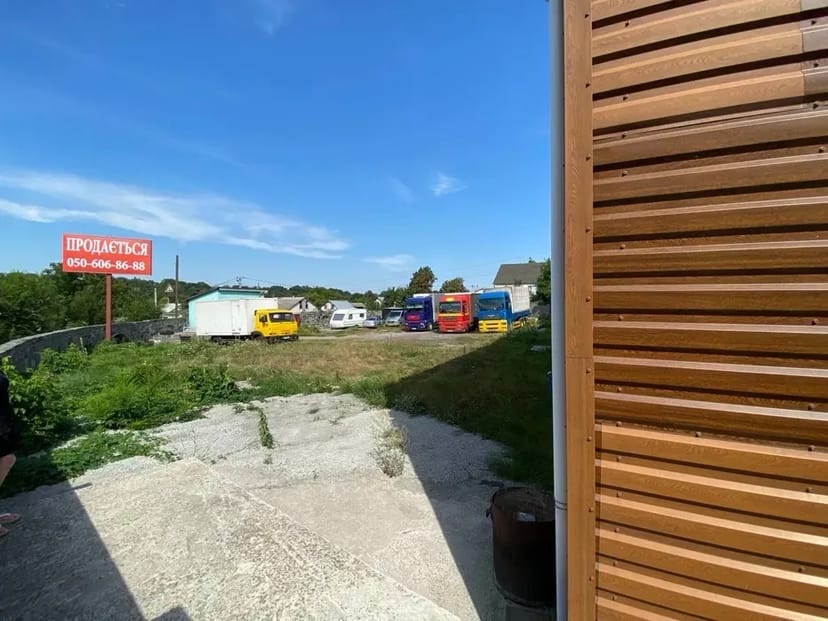 Комерційна будівля та земельна ділянка