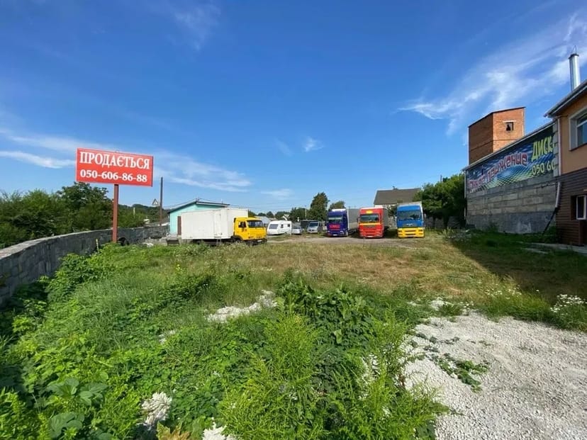 Комерційна будівля та земельна ділянка