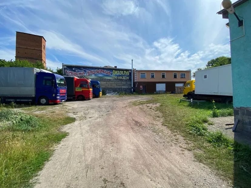 Комерційна будівля та земельна ділянка