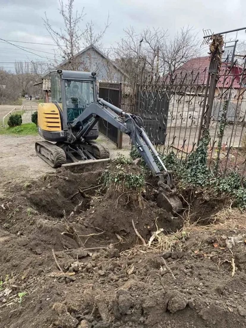 Послуги мініекскаватора в Кривому Розі: копання траншей, фундаментів та септиків