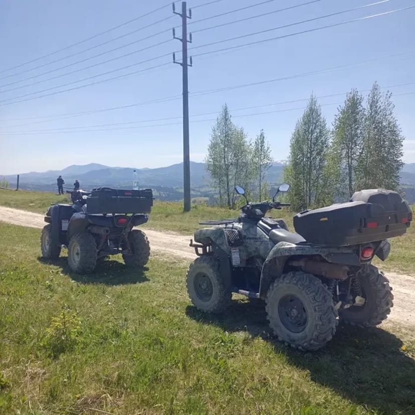 Квадроцикли, подорожі в гори.