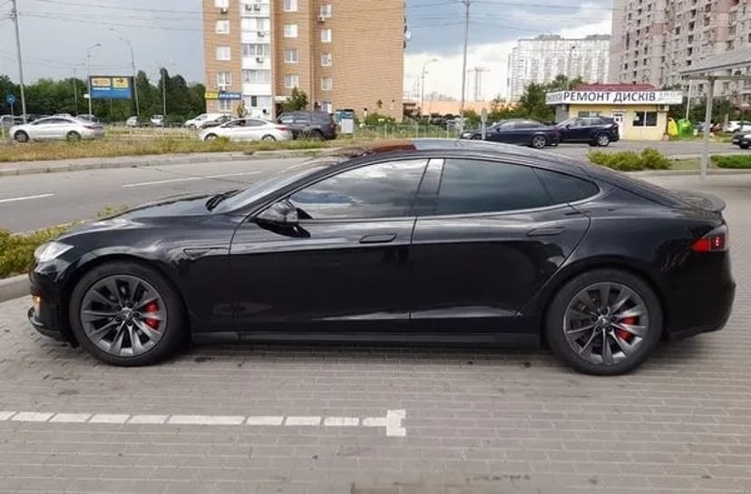 420 Авто на весілля Tesla Model S чорний з водієм у Києві