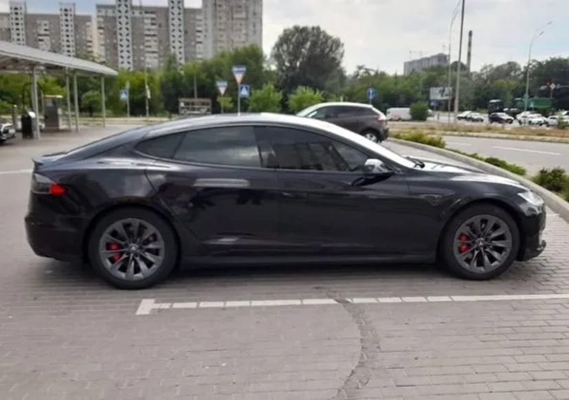 420 Авто на весілля Tesla Model S чорний з водієм у Києві