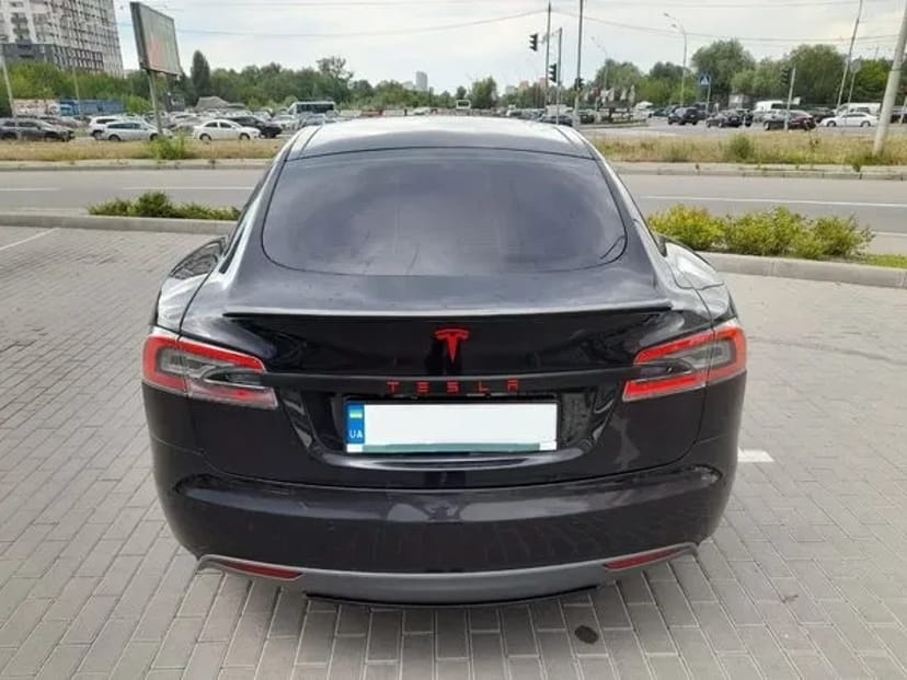 420 Авто на весілля Tesla Model S чорний з водієм у Києві