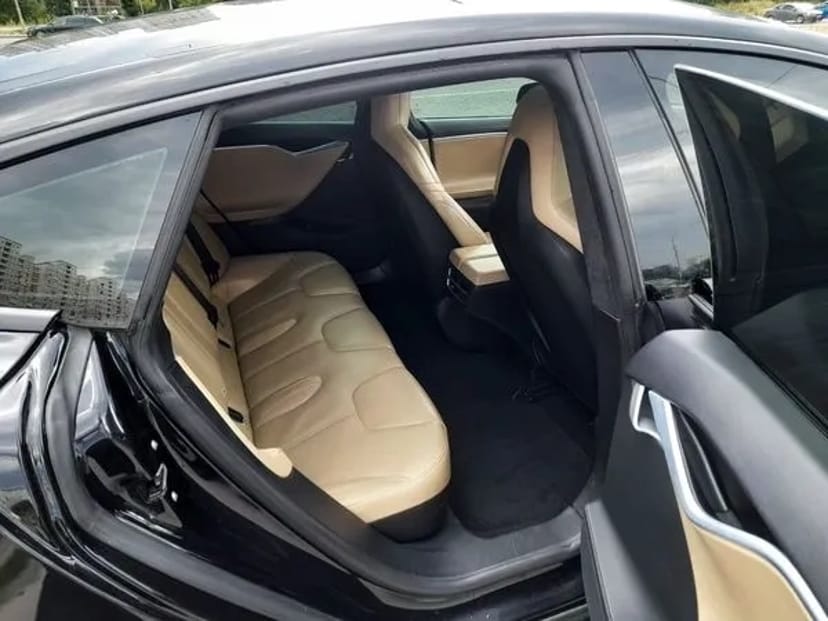 420 Авто на весілля Tesla Model S чорний з водієм у Києві