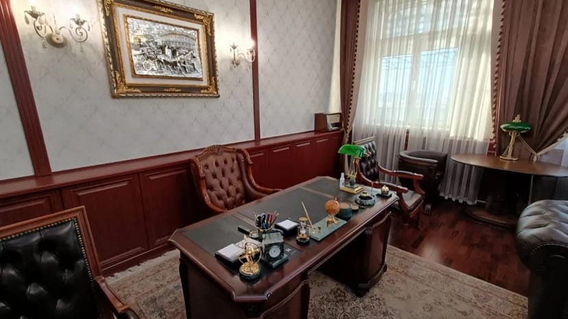 Офіс з терасою з меблями