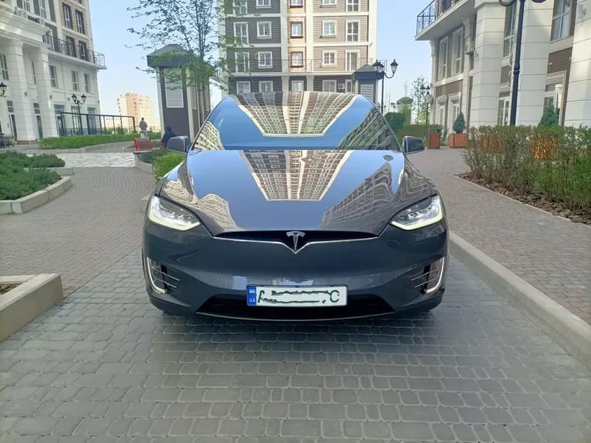 Авто Tesla X можливо під таксі