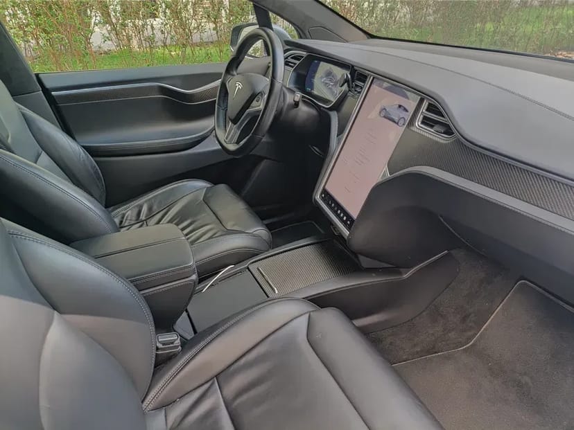 Авто Tesla X можливо під таксі