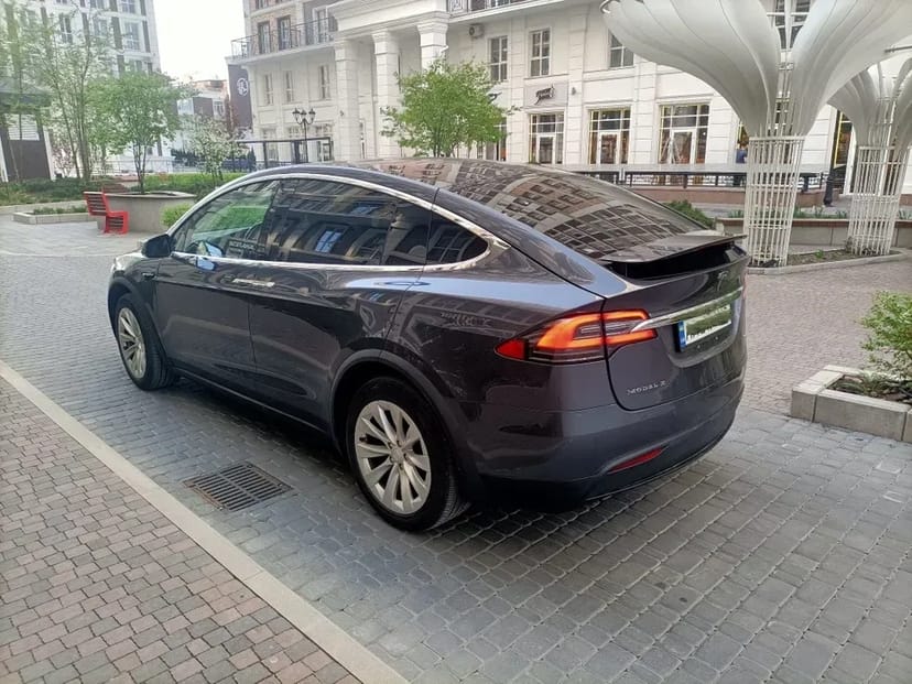 Авто Tesla X можливо під таксі