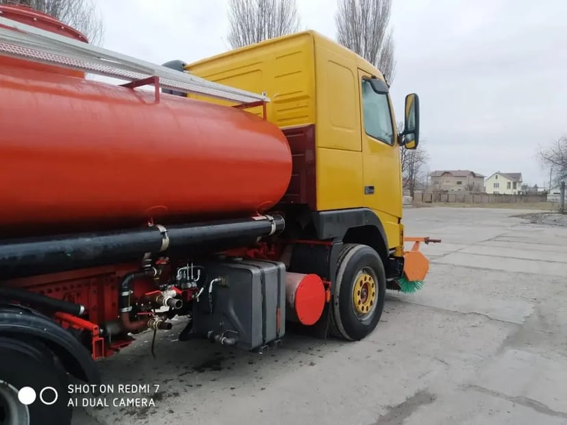 Поливна машина Volvo, ємність 8 м. куб, з щіткою