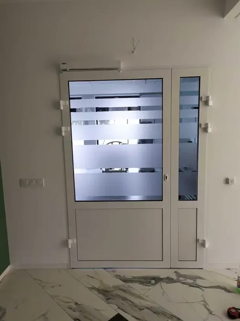 Тонування вікон в офісі, декоративне тонування офісних перегородок