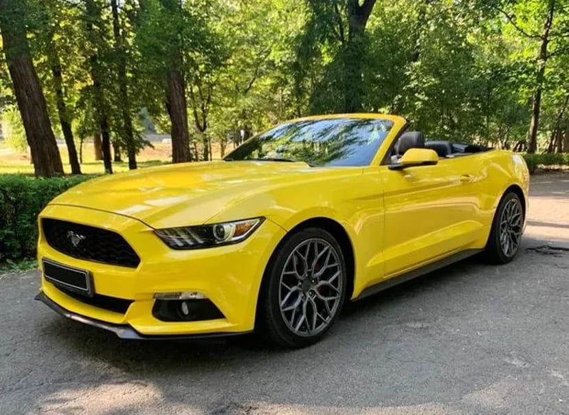 070 Кабріолет Ford Mustang GT жовтий
