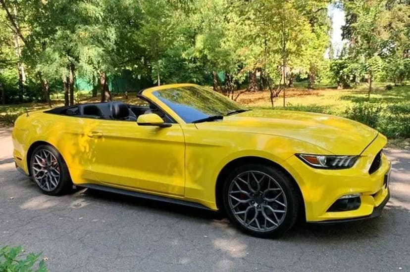 070 Кабріолет Ford Mustang GT жовтий