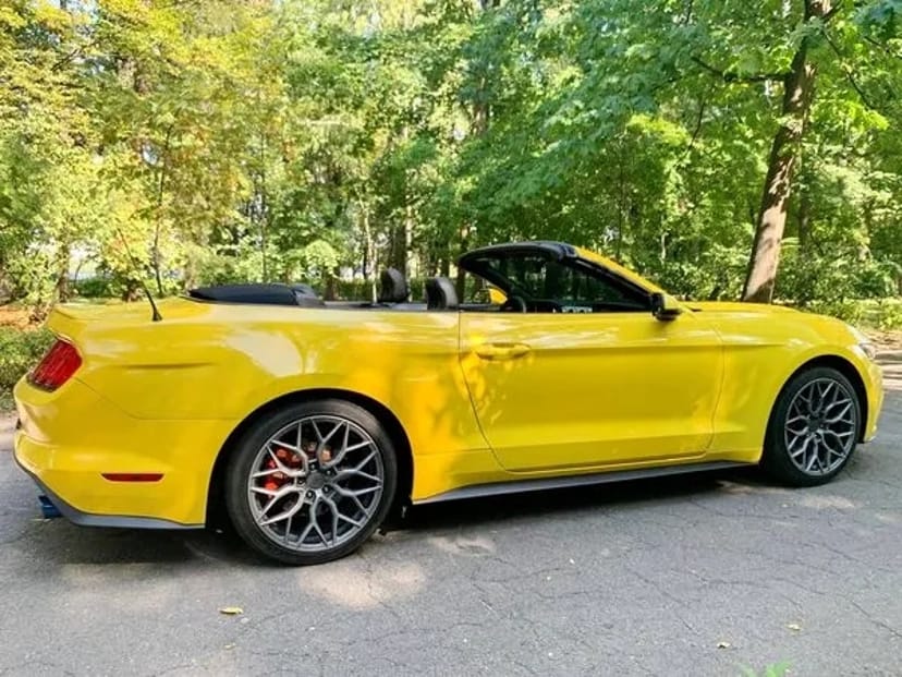 070 Кабріолет Ford Mustang GT жовтий
