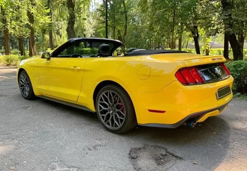 070 Кабріолет Ford Mustang GT жовтий