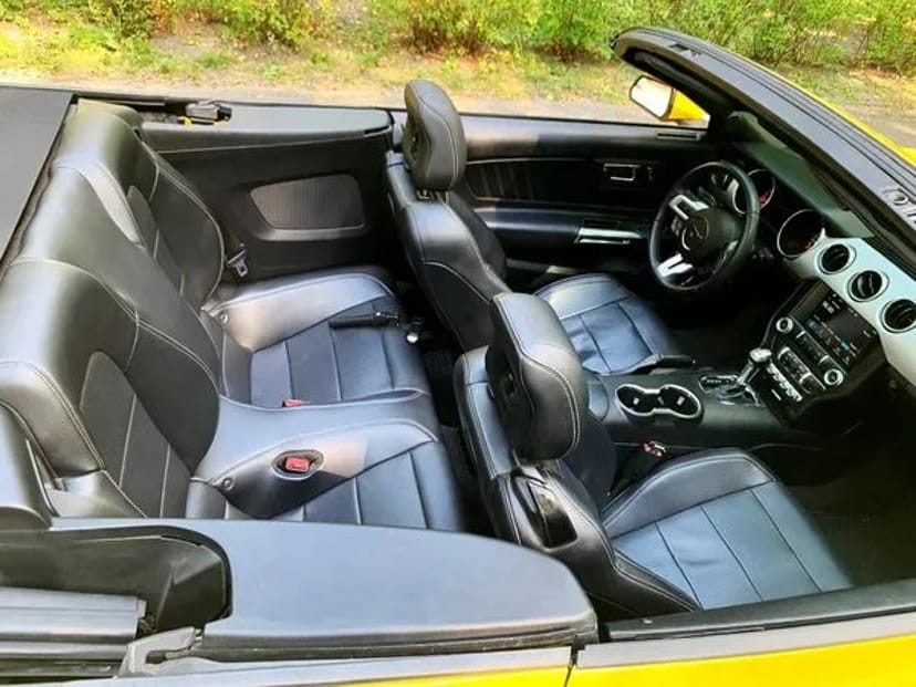 070 Кабріолет Ford Mustang GT жовтий