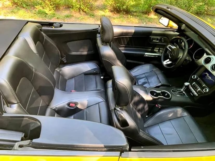 070 Кабріолет Ford Mustang GT жовтий
