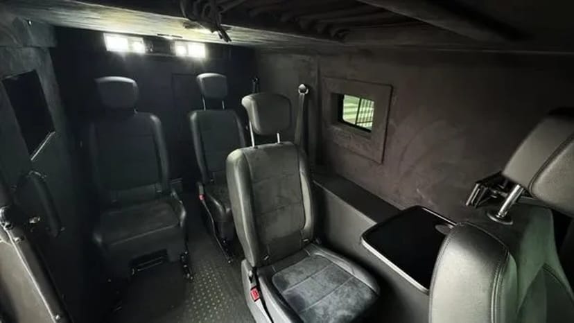 380 Мікроавтобус Volkswagen Multivan B6 броньований без водія