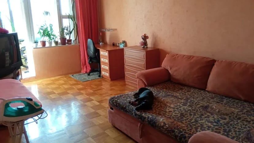 Вітальня 18 кв.м з лоджиєю дівчині 10 хвилин від метро, безпека, турбота, затишок