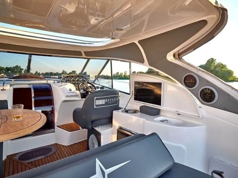 Катер-яхта Bavaria 37 Sport HT VIP ресторан Заферано Золоче