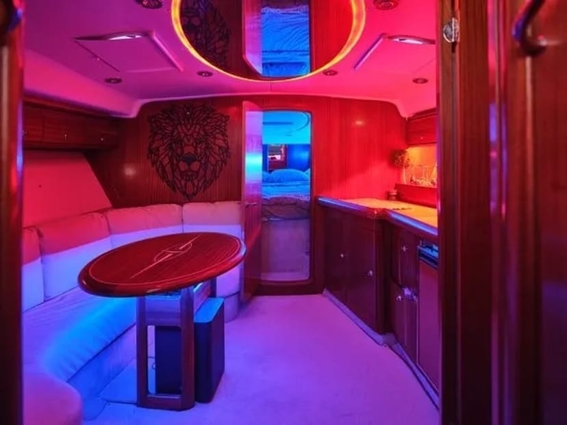 Катер-яхта Bavaria 37 Sport HT VIP ресторан Заферано Золоче