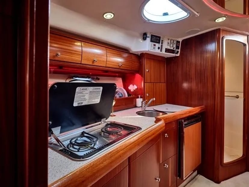 Катер-яхта Bavaria 37 Sport HT VIP ресторан Заферано Золоче