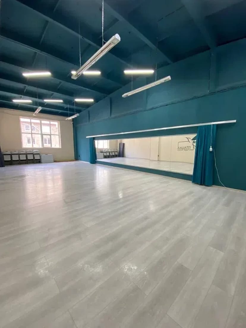 Зал 130 м. кв погодинно, є вечірні години