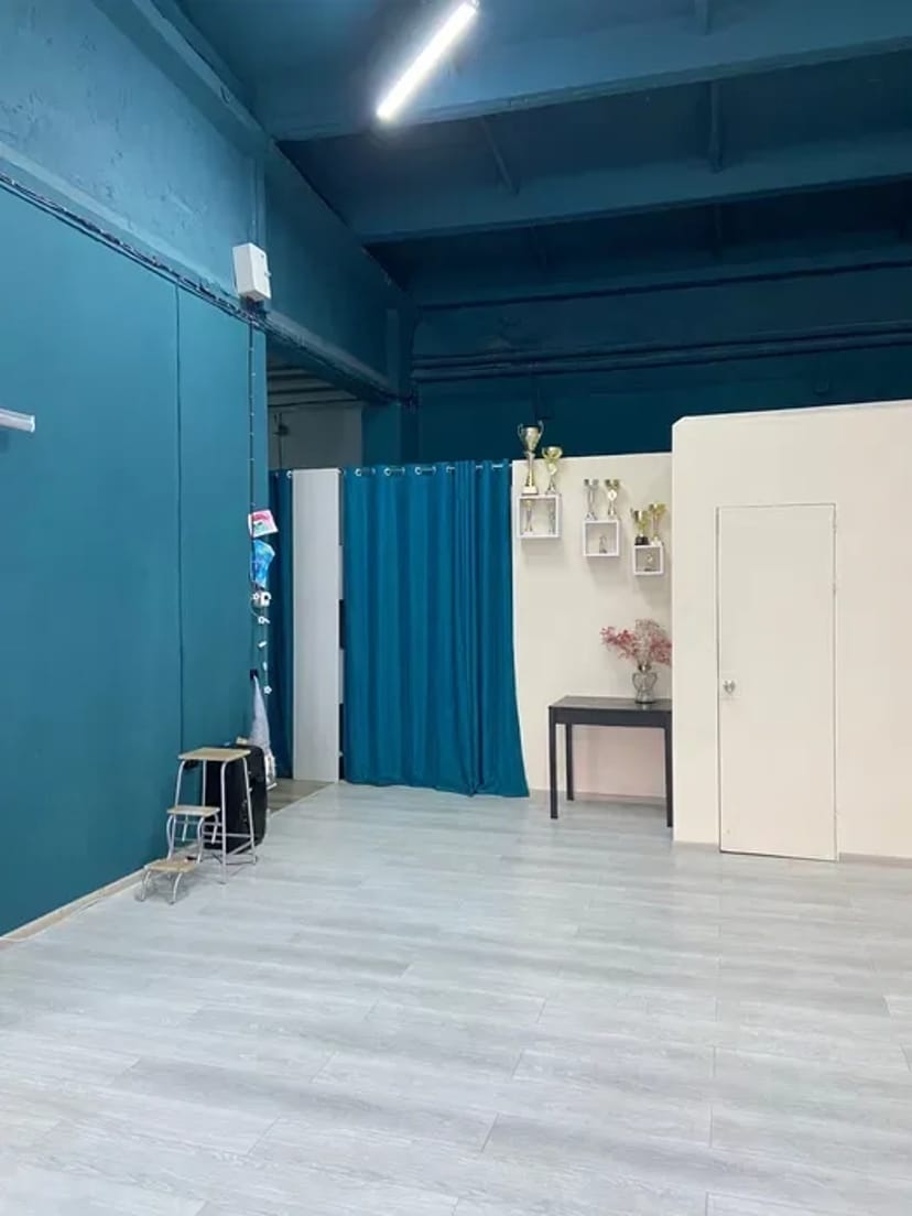 Зал 130 м. кв погодинно, є вечірні години