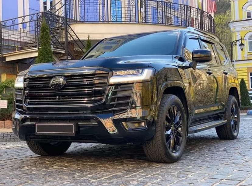 370 Toyota Land Cruiser 300 без водія