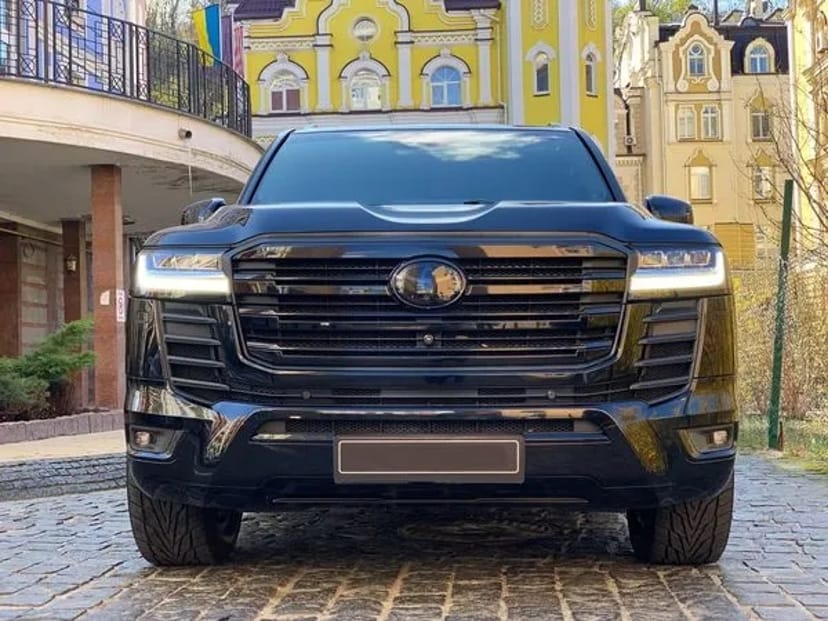 370 Toyota Land Cruiser 300 без водія