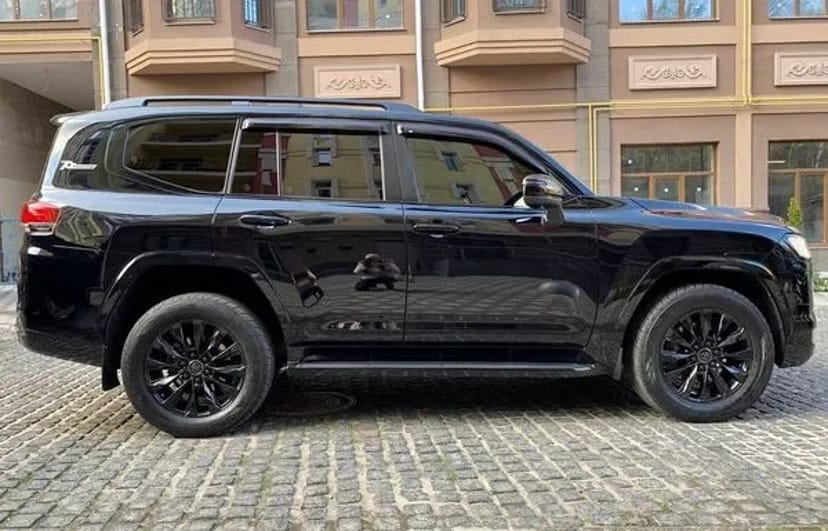 370 Toyota Land Cruiser 300 без водія