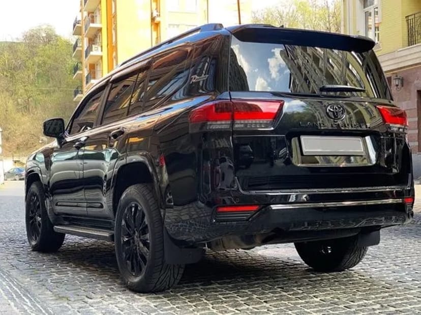 370 Toyota Land Cruiser 300 без водія