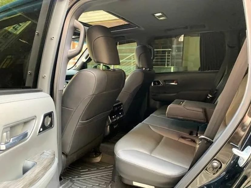370 Toyota Land Cruiser 300 без водія