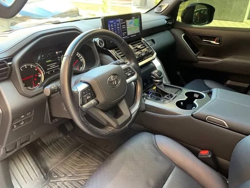 370 Toyota Land Cruiser 300 без водія