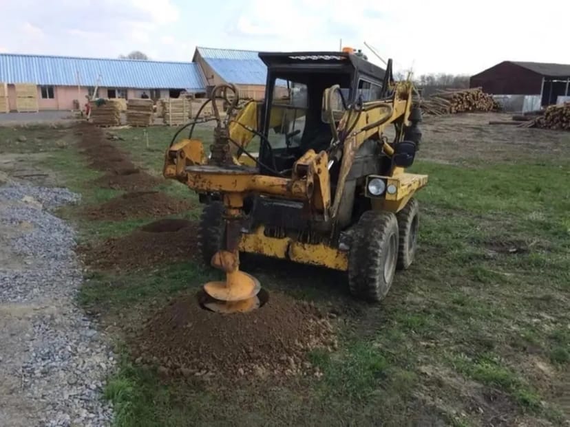 Ямобур.Шнекове буріння свердловин під фундаментні стовпи