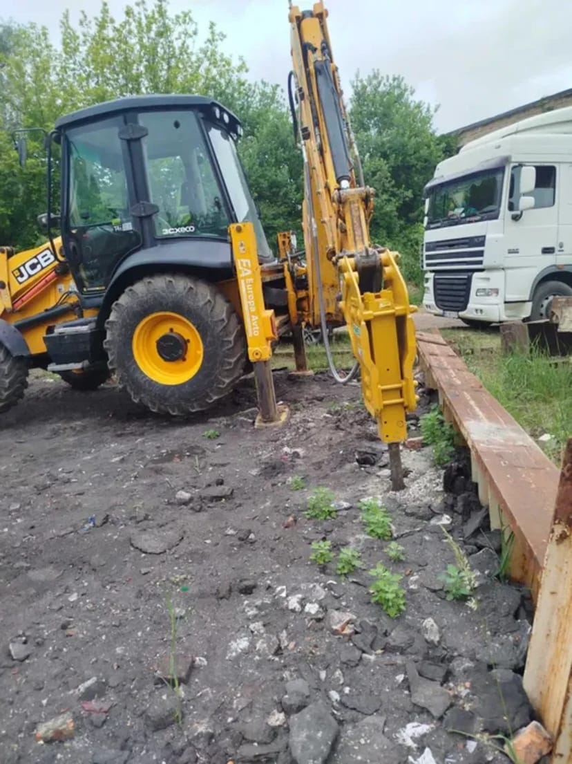 Гідромолот на базі екскаватора-навантажувача JCB 3CX