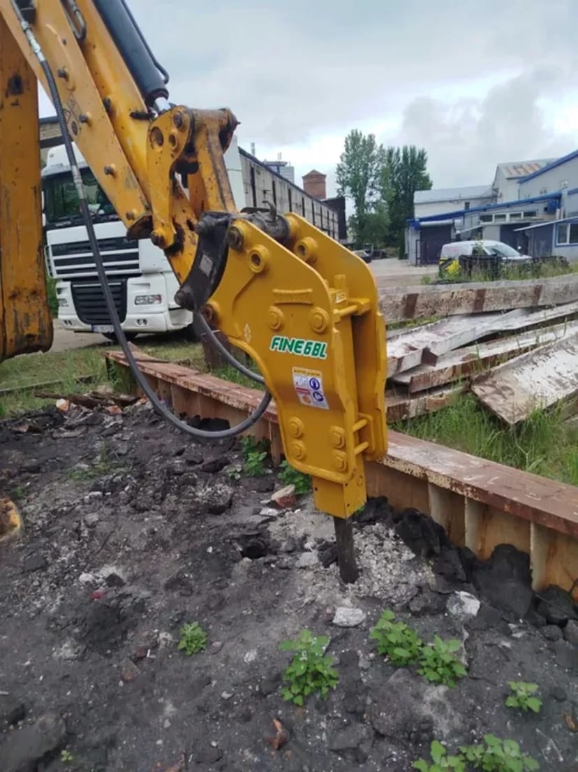 Гідромолот на базі екскаватора-навантажувача JCB 3CX